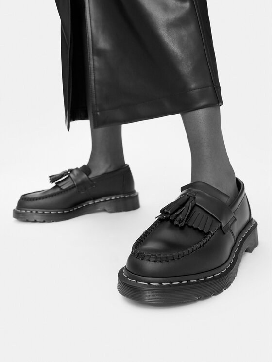 Czarne loafersy z frędzlami Dr. Martens Adrian noszone do skórzanej spódnicy